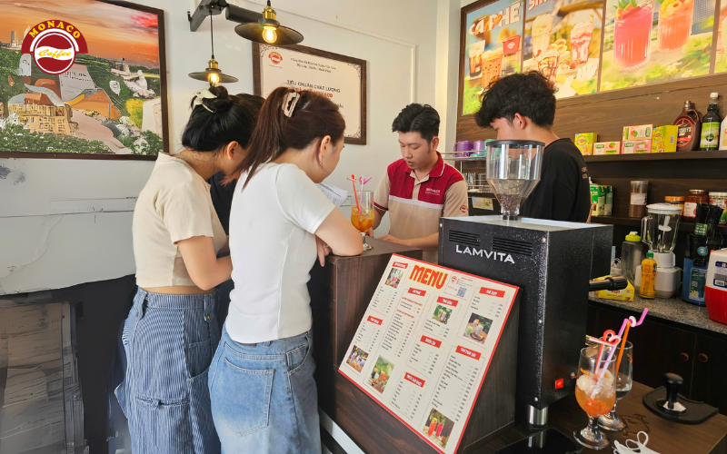 Monaco Coffee nổi lên với hơn 400 cửa hàng, phí nhượng quyền 0 đồng, phù hợp tiết kiệm dưới 300 triệu.