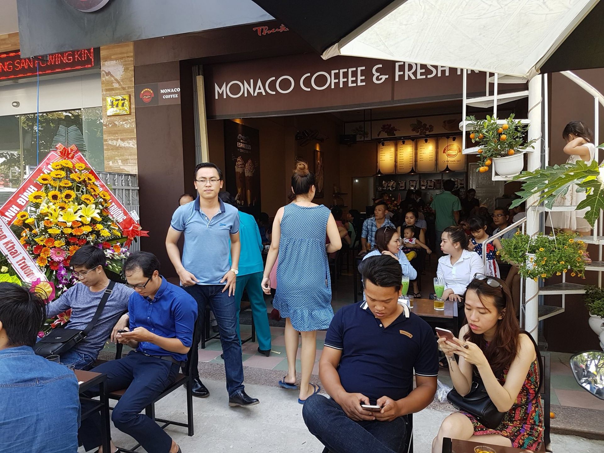 monaco-hoat-dong-kinh-doanh