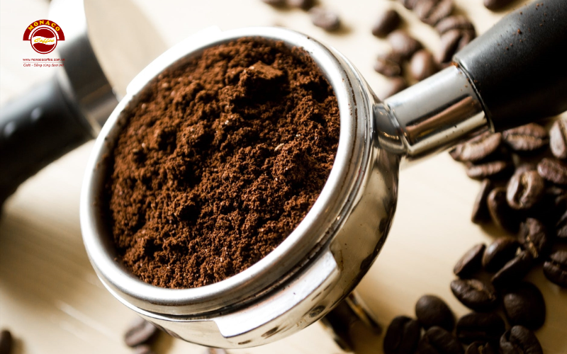 Sau khi pha bột cà phê với nước nóng, chiết xuất nước cà phê nguyên chất thì phần còn lại sẽ là bã cà phê.