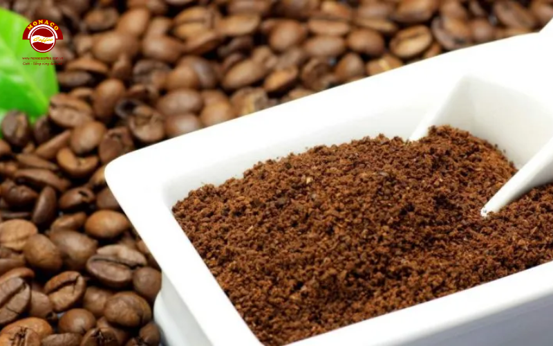 Ngoài cách ủ bã cà phê làm phân bón, bạn có thể đem phơi khô để sử dụng.